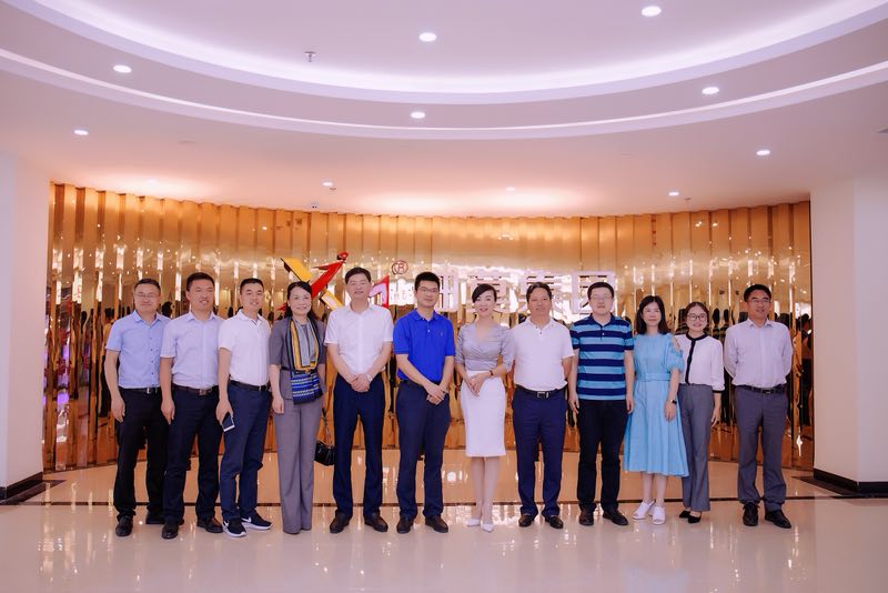 細(xì)莫受到高度贊揚(yáng)--開福區(qū)劉擁兵區(qū)長及區(qū)領(lǐng)導(dǎo)一行到訪細(xì)莫食品 細(xì)莫受到高度贊揚(yáng)--開福區(qū)劉擁兵區(qū)長及區(qū)領(lǐng)導(dǎo)一行到訪細(xì)莫食品